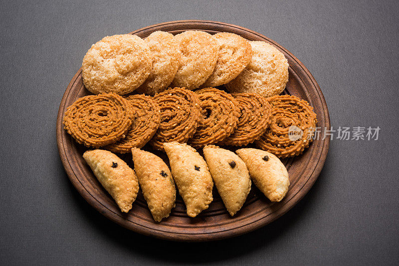 印度节日或排灯节食物的库存照片称为chakli, anarsa和karanji或Gujiya，选择性焦点